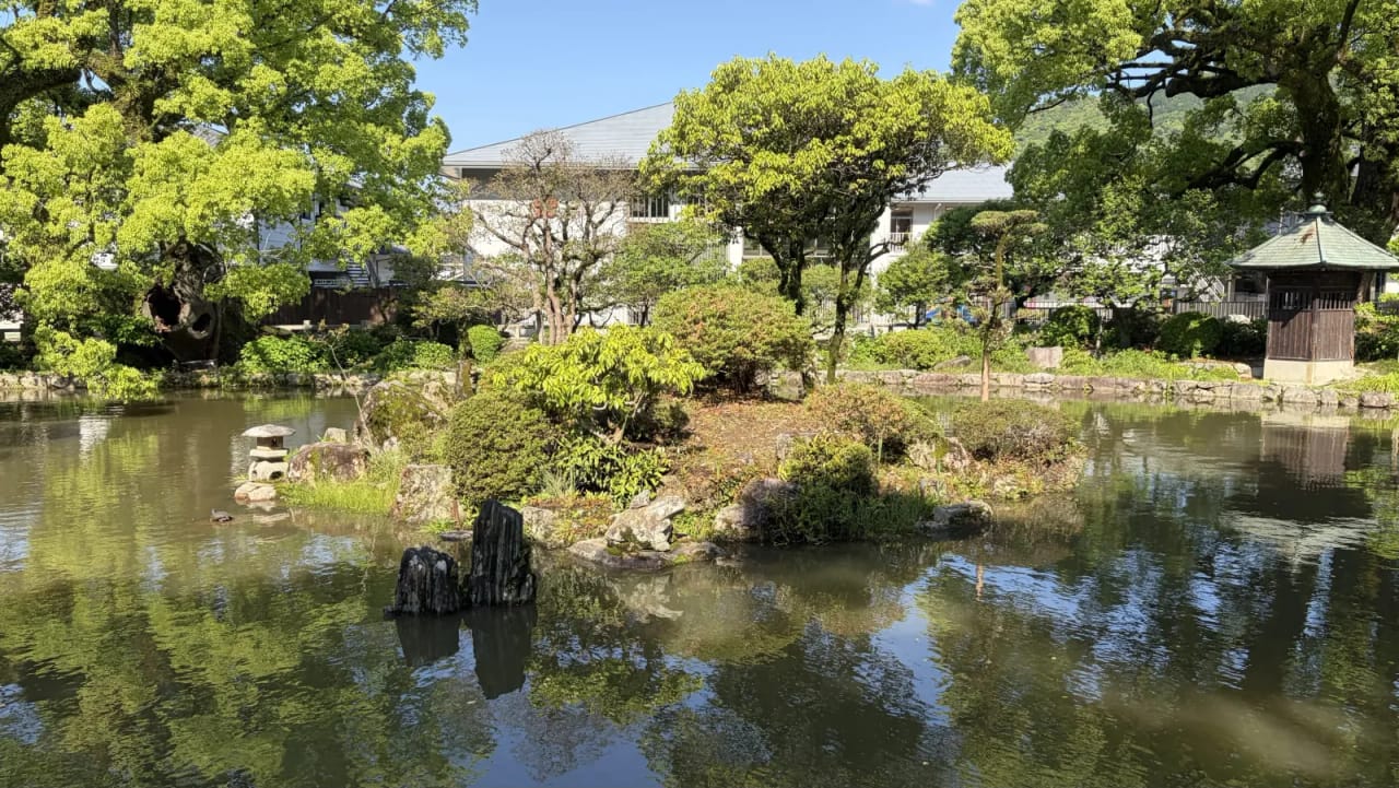 Lake before the shrine